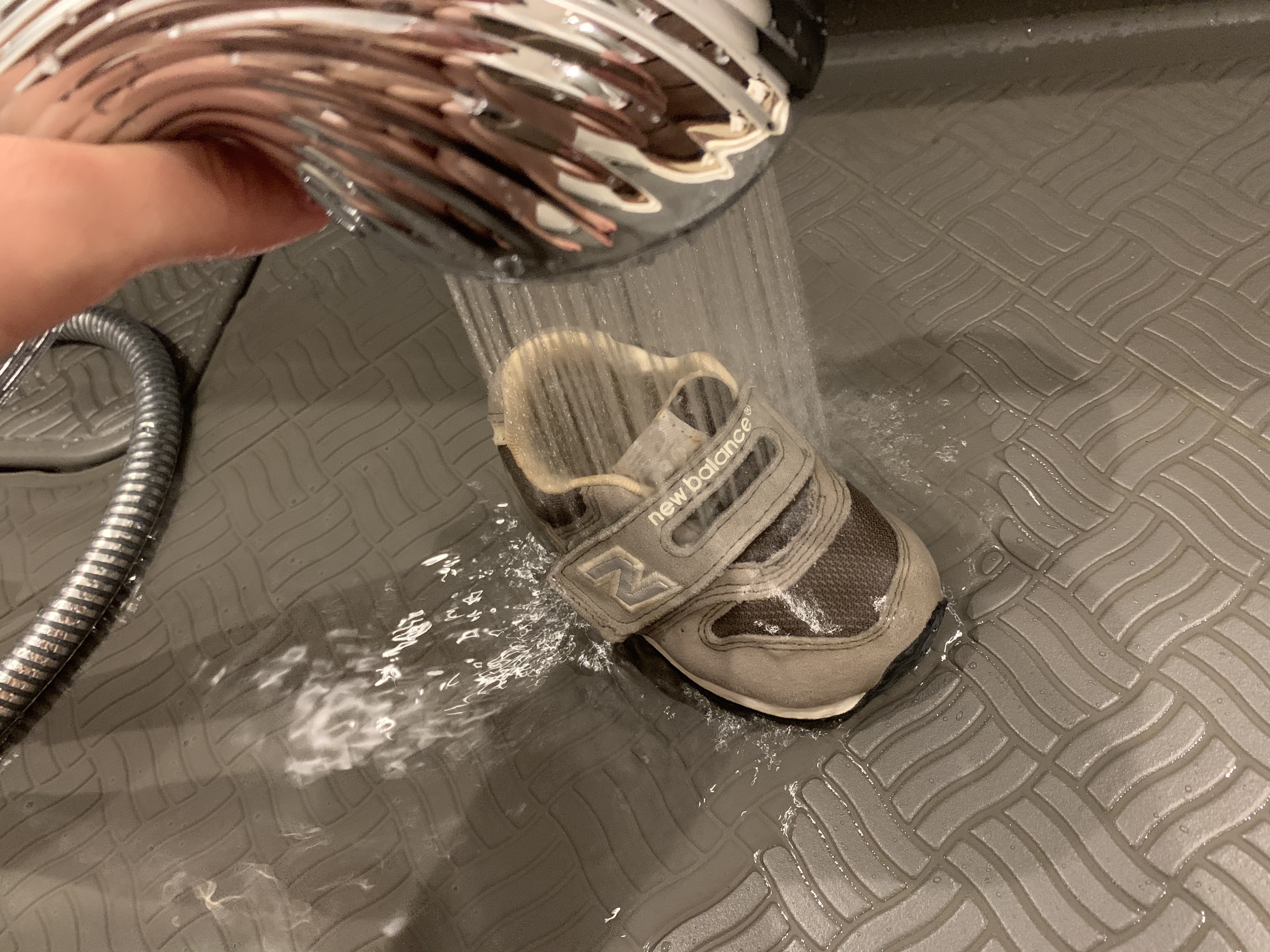 ReFaのシャワーヘッドで汚れた靴を洗ってみたらすごかった